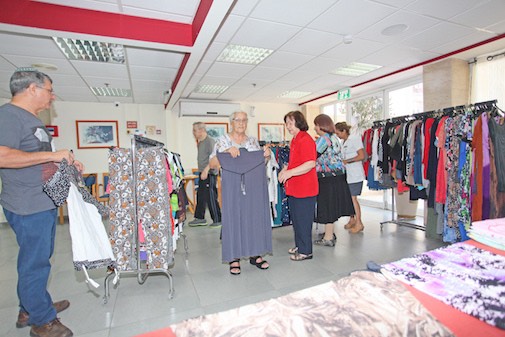 בזאר בגדים במרכז יום לקשיש נוה שלו