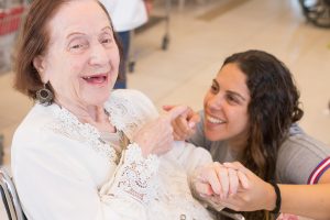 לפני שמחפשים בית אבות, כמה דברים שאתם חייבים לדעת על תהליך החיפוש ומה הם המסמכים החשובים שאתם צריכים